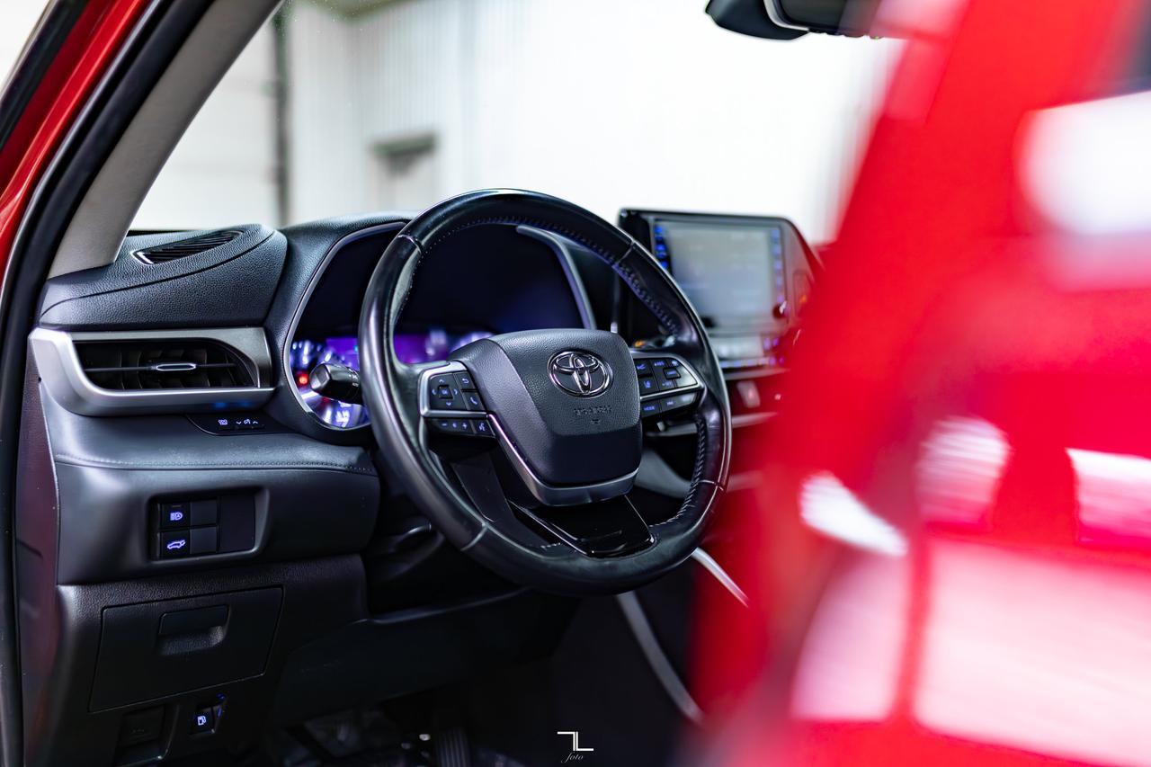 2020 Toyota Highlander AWD XLE Leather Roof BCam Red Deer AB