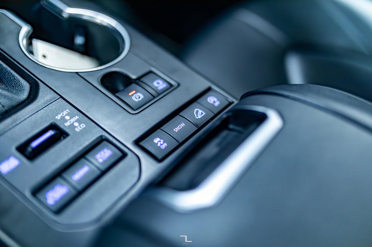 2020 Toyota Highlander AWD XLE Leather Roof BCam Red Deer AB