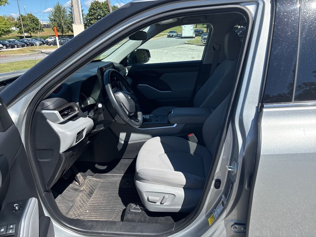 2020 Toyota Highlander LE