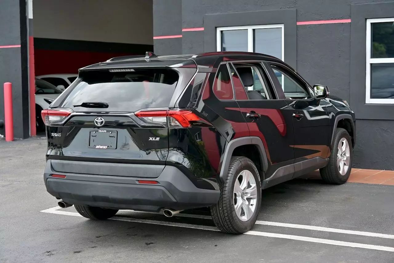 2020 Toyota RAV4 XLE Sport Utility 4D Doral FL