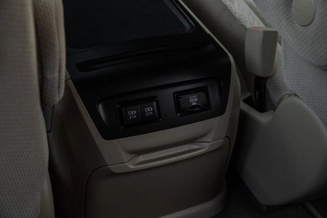 2020 Toyota Sienna LE  Selma TX