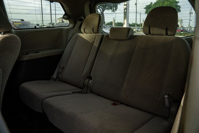 2020 Toyota Sienna LE  Selma TX