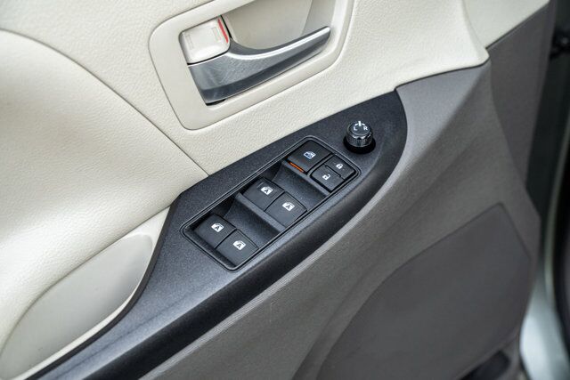 2020 Toyota Sienna LE  Selma TX