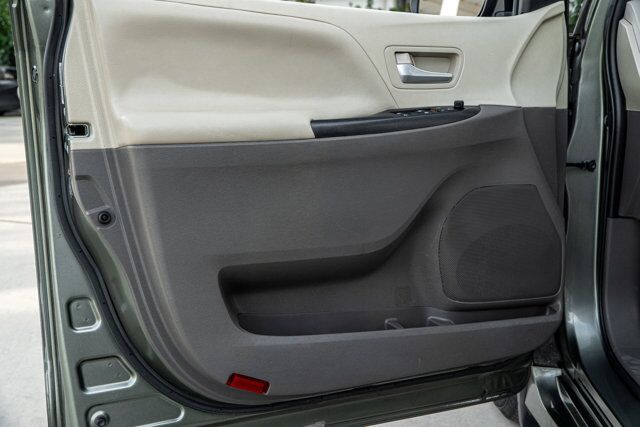 2020 Toyota Sienna LE  Selma TX