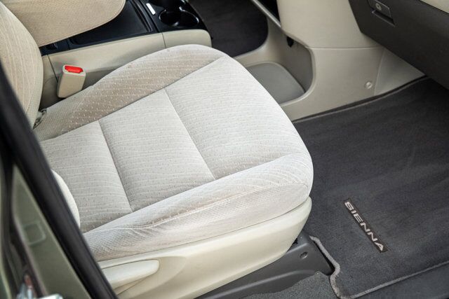 2020 Toyota Sienna LE  Selma TX