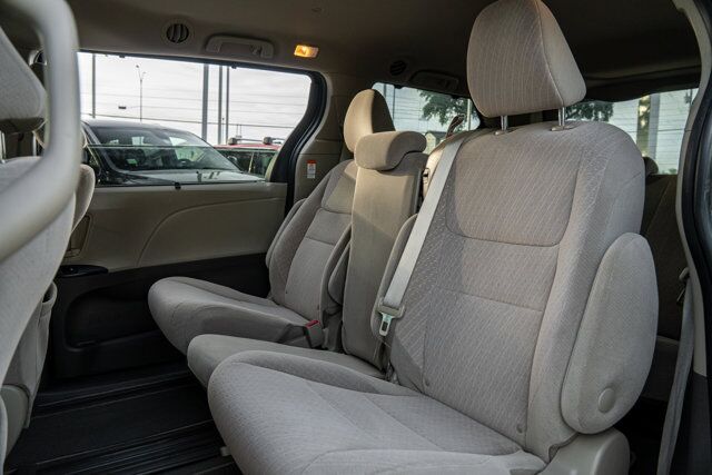2020 Toyota Sienna LE  Selma TX