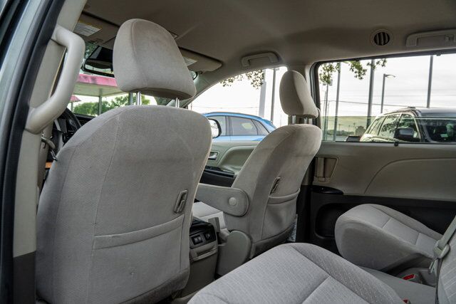 2020 Toyota Sienna LE  Selma TX