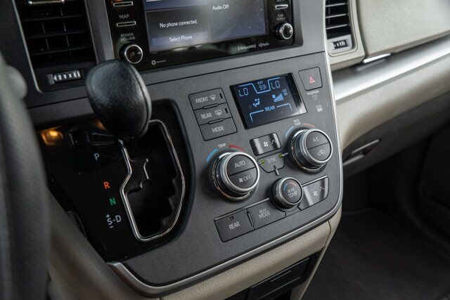 2020 Toyota Sienna LE  Selma TX