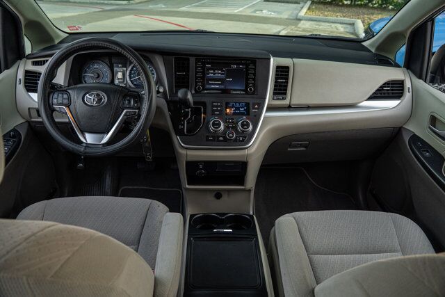 2020 Toyota Sienna LE  Selma TX