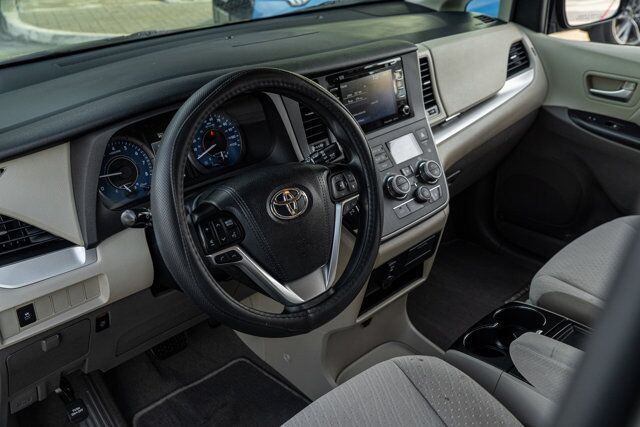 2020 Toyota Sienna LE  Selma TX
