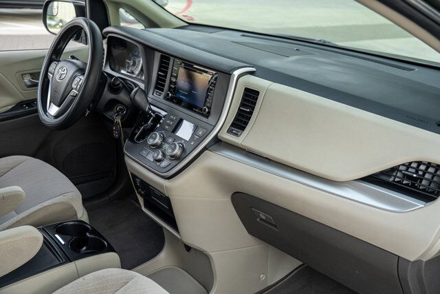 2020 Toyota Sienna LE  Selma TX