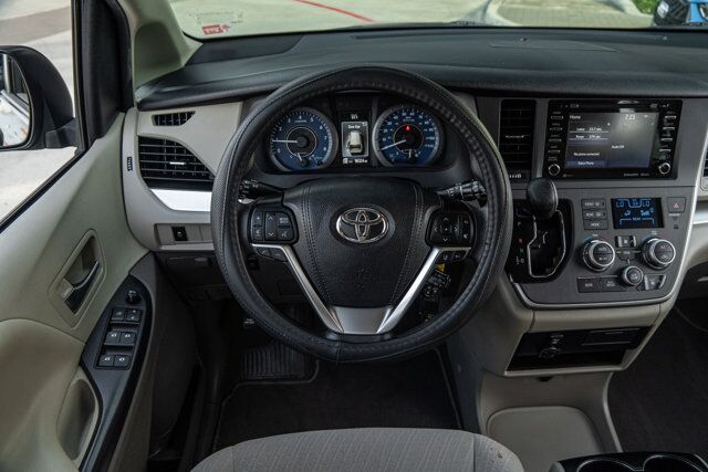 2020 Toyota Sienna LE  Selma TX