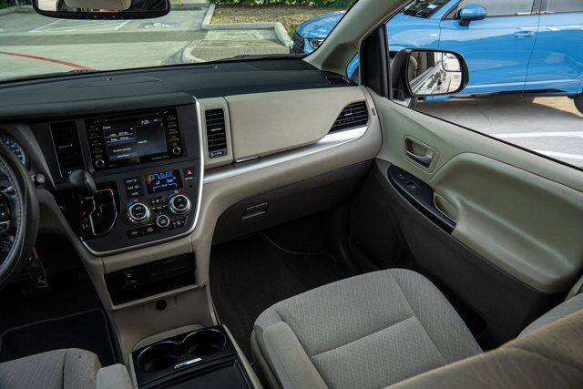 2020 Toyota Sienna LE  Selma TX