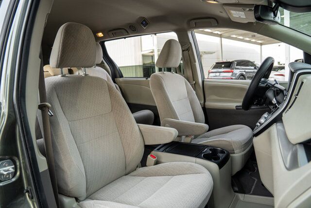 2020 Toyota Sienna LE  Selma TX