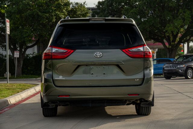 2020 Toyota Sienna LE  Selma TX