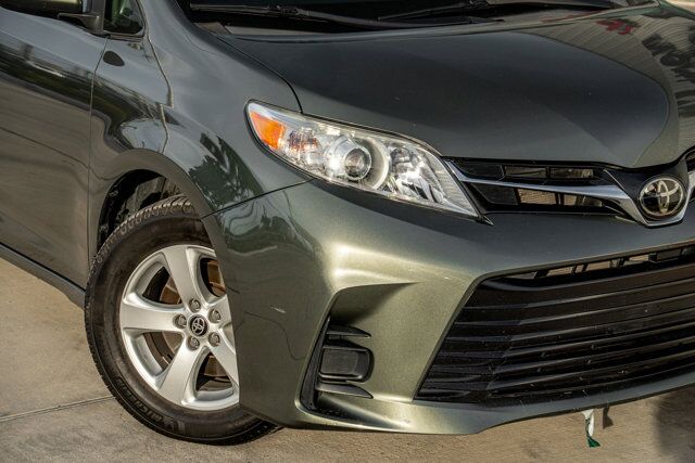 2020 Toyota Sienna LE  Selma TX