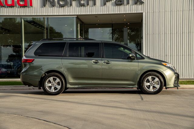 2020 Toyota Sienna LE  Selma TX
