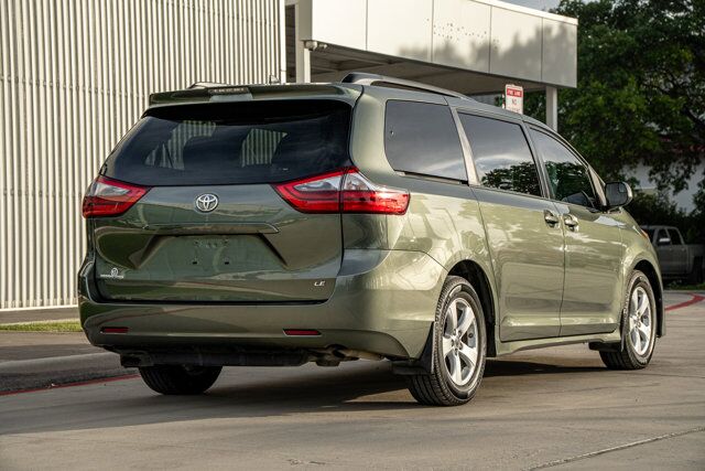 2020 Toyota Sienna LE  Selma TX