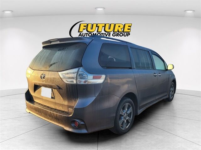 2020 Toyota Sienna SE