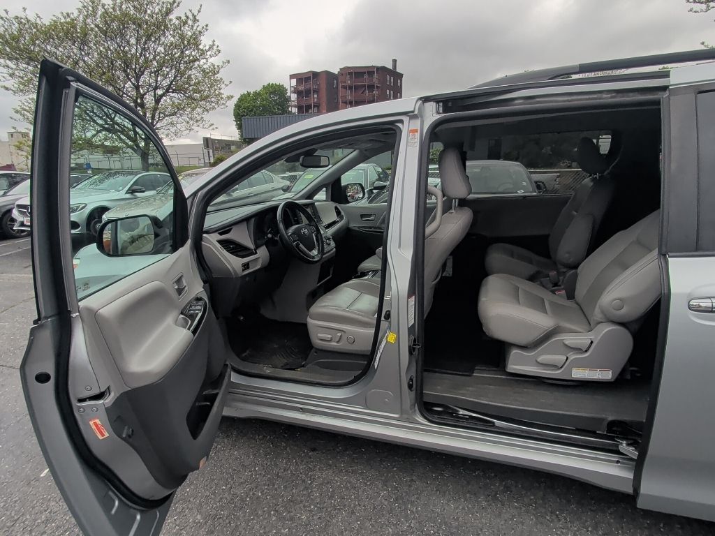 2020 Toyota Sienna XLE Premium Worcester MA