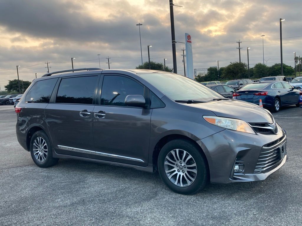 2020 Toyota Sienna XLE