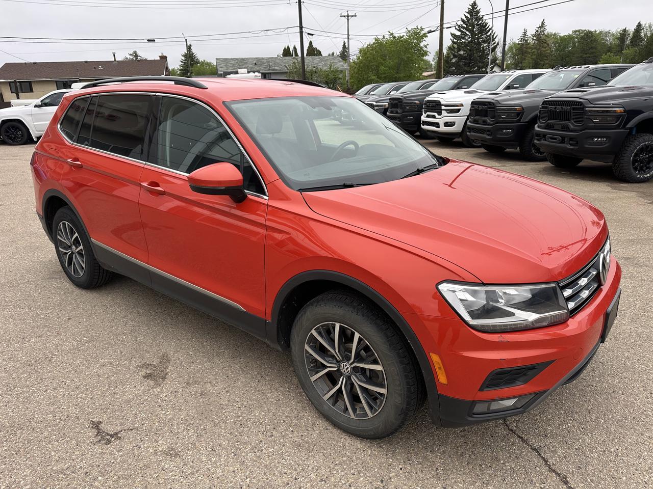 2020 Volkswagen Tiguan Comfortline 4MOTION | Leather | 2L Turbo | Power Liftgate | Rearview Camera | Keyless Entry Redwater AB