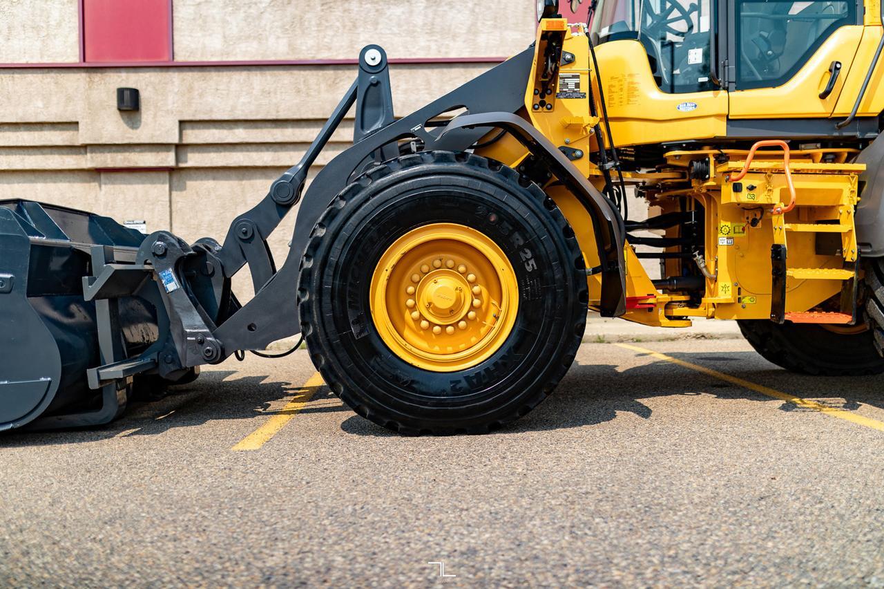 2020 Volvo L70H Wheel Loader Diesel Bucket Forks Red Deer AB