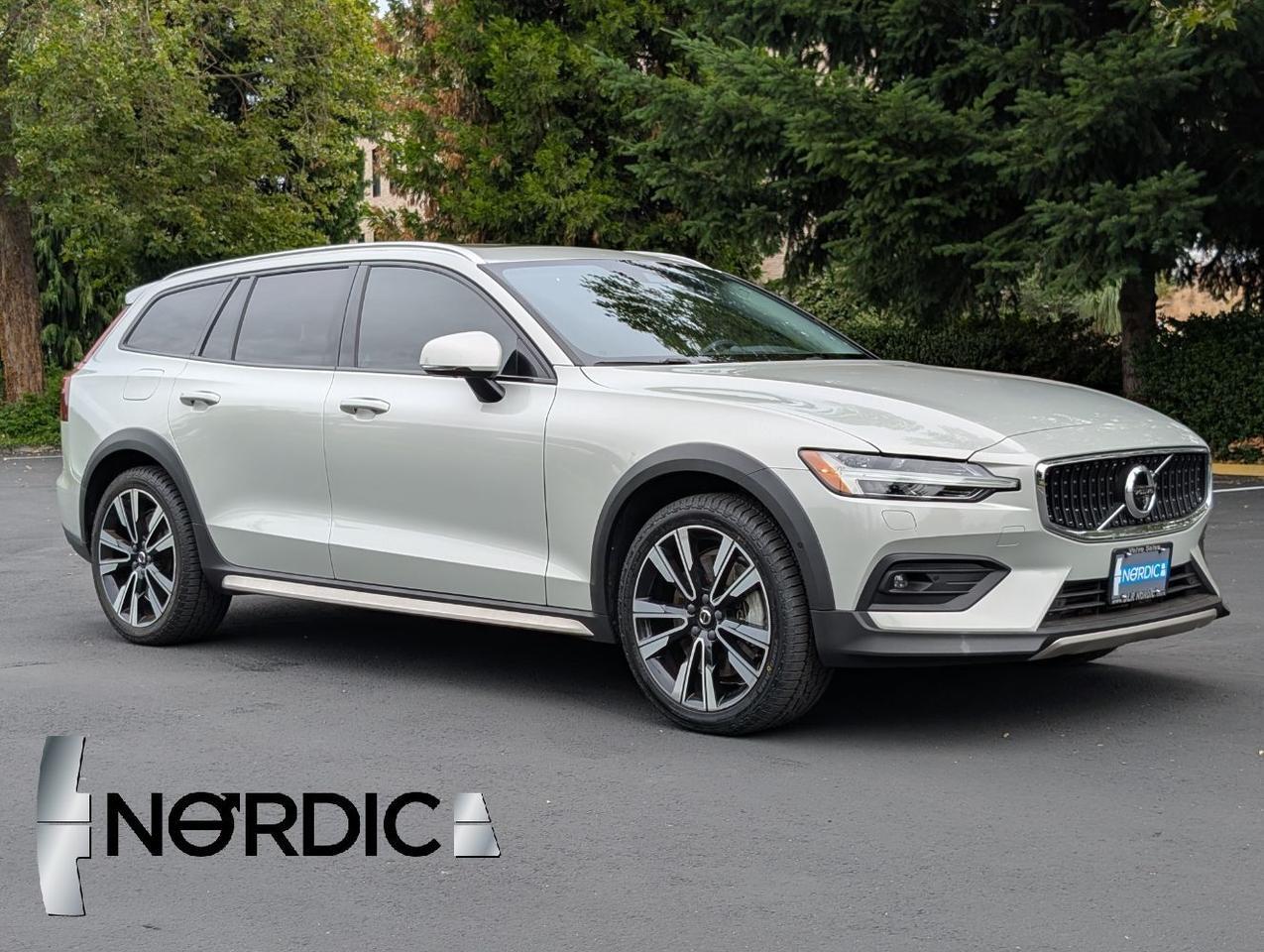 2020 Volvo V60 Cross Country T5 AWD | Bowers & Wilkins Premium Audio, Pro Package, Pilot Assist, 360 Cam, 4 Heated Seats & Wheel