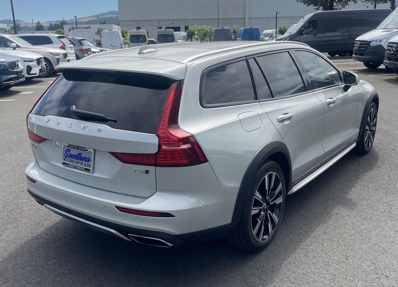 2020 Volvo V60 Cross Country T5 AWD | Bowers & Wilkins Premium Audio, Pro Package, Pilot Assist, 360 Cam, 4 Heated Seats & Wheel Portland OR