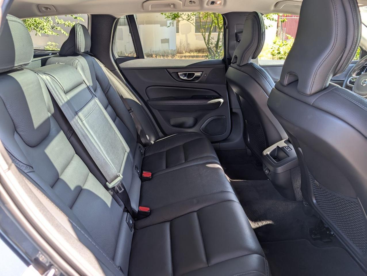 2020 Volvo V60 Cross Country T5 AWD w/Harman Kardon, Panoramic Moon Roof, Full Grain Leather, 4 Heated Seats & Wheel Portland OR