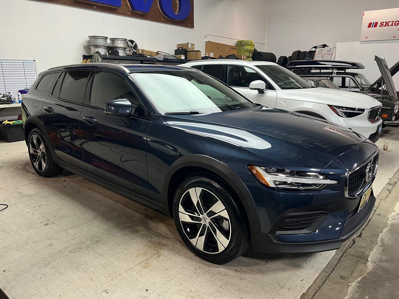 2020 Volvo V60 Cross Country T5 AWD w/Harman Kardon, Panoramic Moon Roof, Full Grain Leather, 4 Heated Seats & Wheel Portland OR