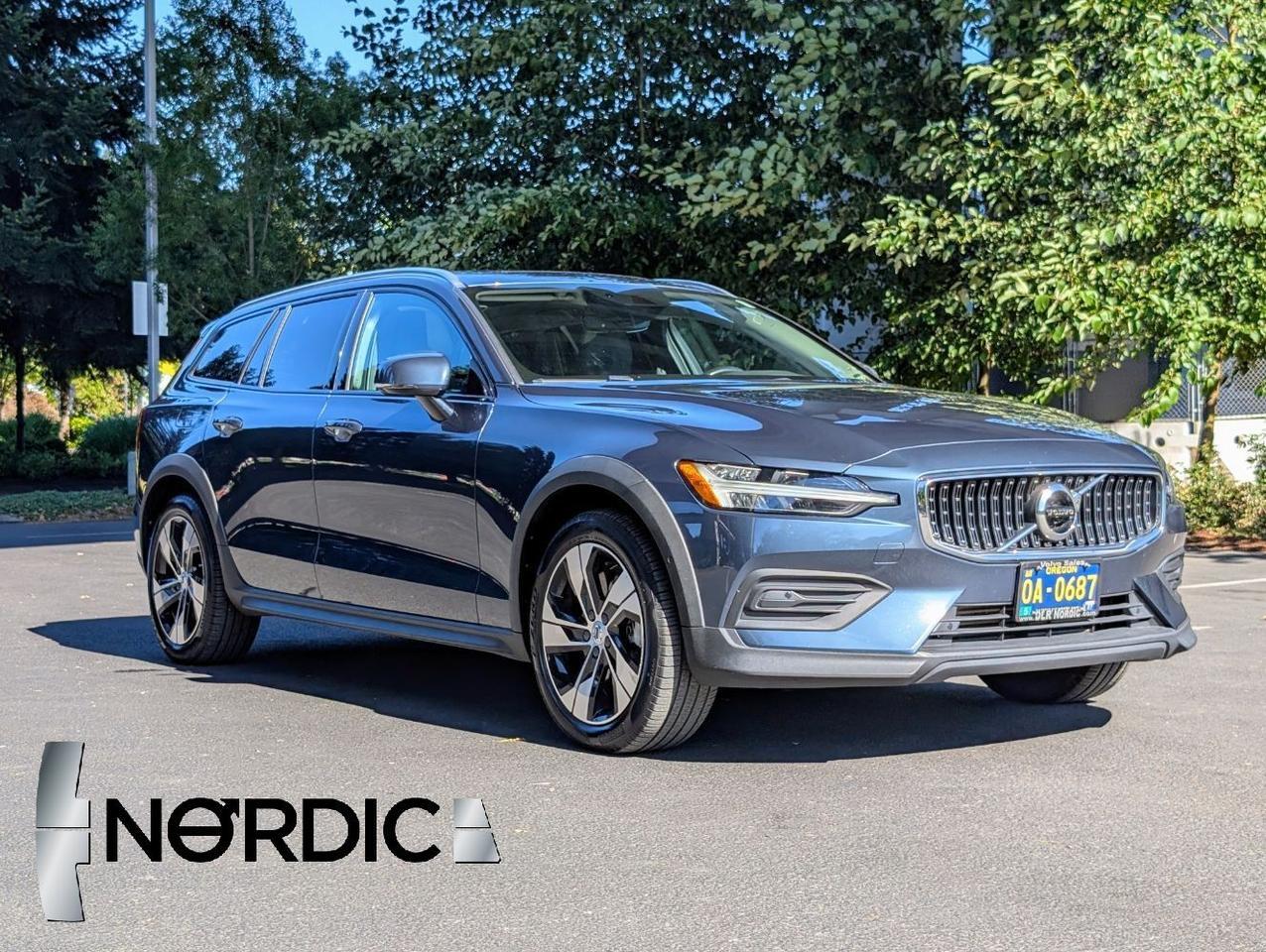 2020 Volvo V60 Cross Country T5 AWD w/Harman Kardon, Panoramic Moon Roof, Full Grain Leather, 4 Heated Seats & Wheel