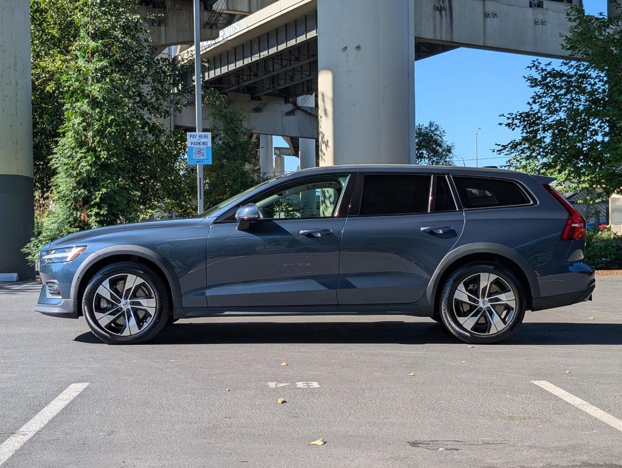 2020 Volvo V60 Cross Country T5 AWD w/Harman Kardon, Panoramic Moon Roof, Full Grain Leather, 4 Heated Seats & Wheel Portland OR