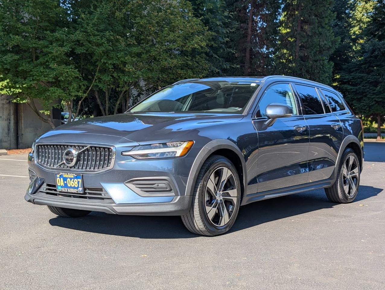 2020 Volvo V60 Cross Country T5 AWD w/Harman Kardon, Panoramic Moon Roof, Full Grain Leather, 4 Heated Seats & Wheel Portland OR
