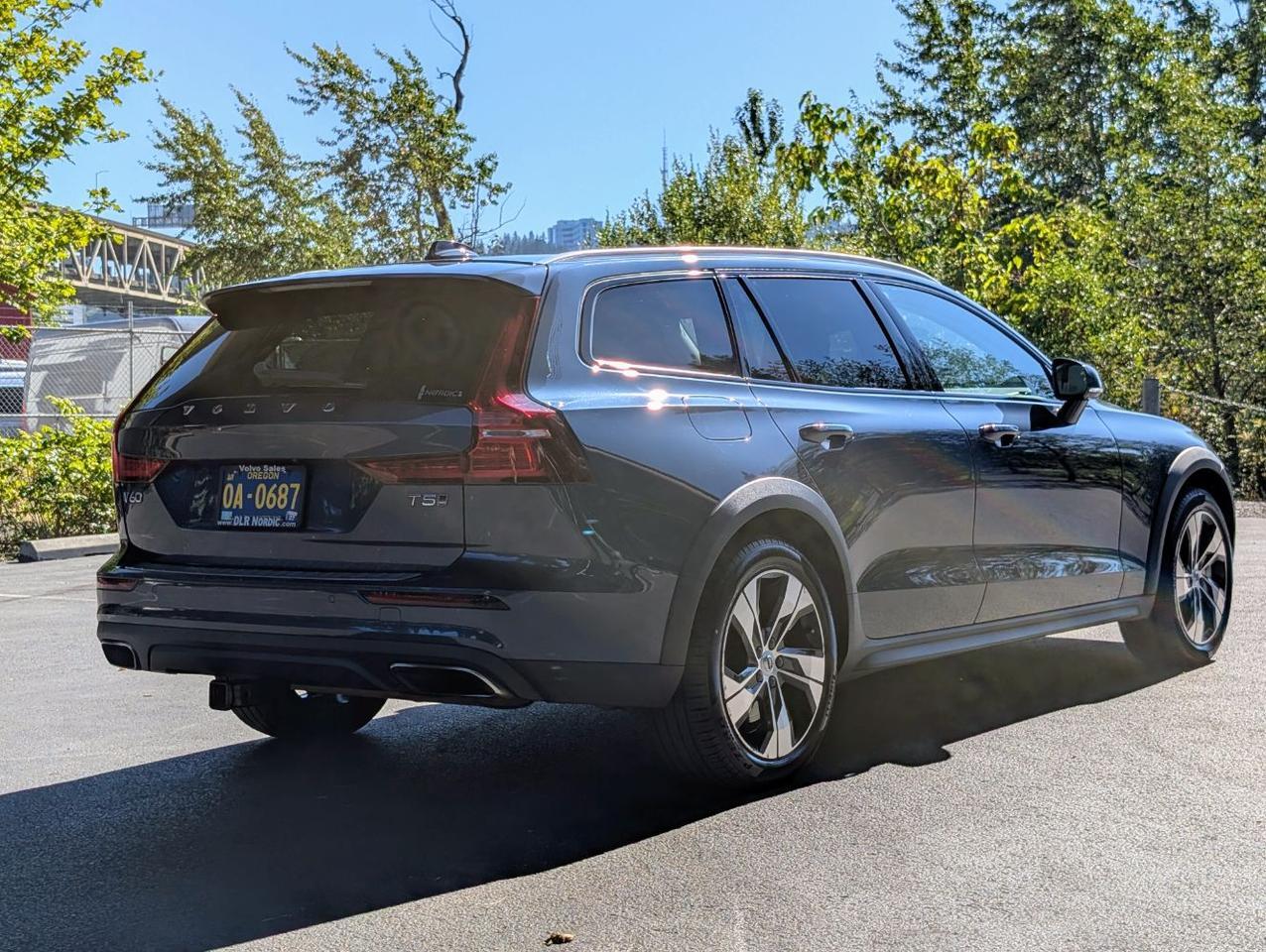 2020 Volvo V60 Cross Country T5 AWD w/Harman Kardon, Panoramic Moon Roof, Full Grain Leather, 4 Heated Seats & Wheel Portland OR