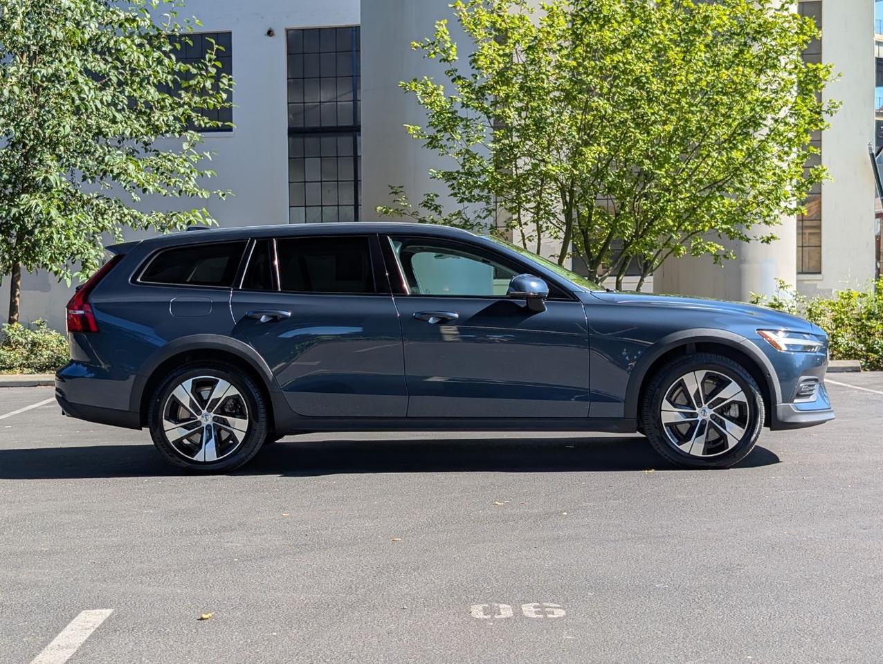 2020 Volvo V60 Cross Country T5 AWD w/Harman Kardon, Panoramic Moon Roof, Full Grain Leather, 4 Heated Seats & Wheel Portland OR