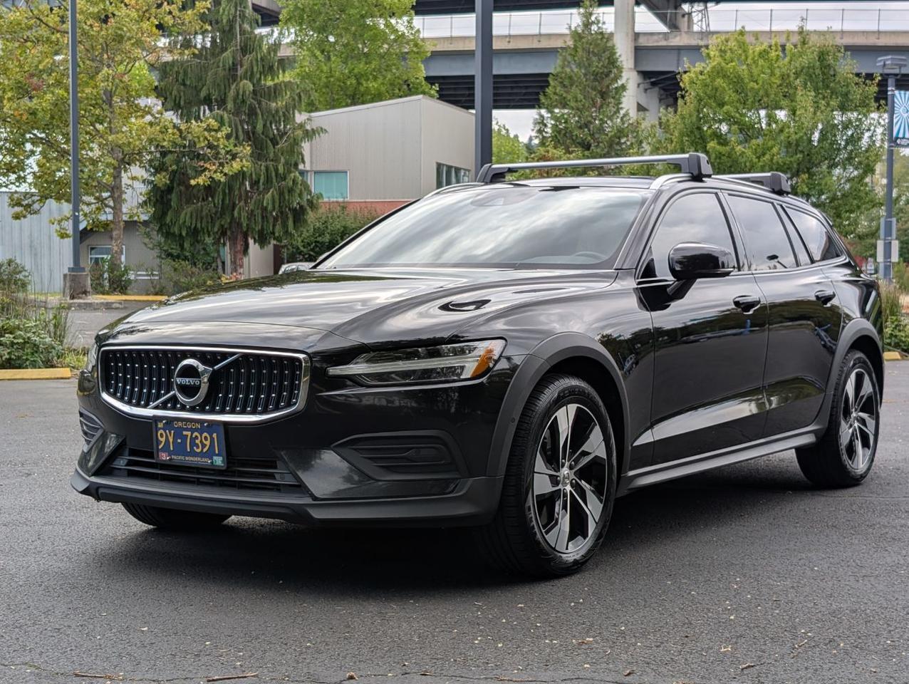2020 Volvo V60 Cross Country T5 AWD w/High Performance Audio, Apple Carplay, Panoramic Roof, 4 Heated Seats & Steering Wheel Portland OR