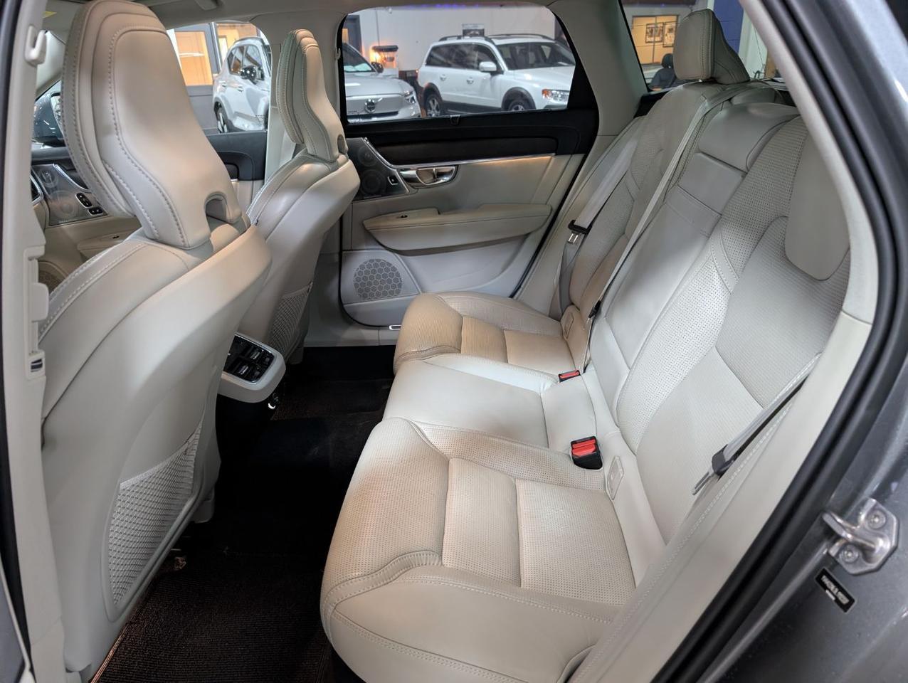 2020 Volvo V90 Cross Country T6 AWD LUX w/Bowers & Wilkins, Massage Seats, Pilot Assist, 4 Heated Seats & Wheel Portland OR