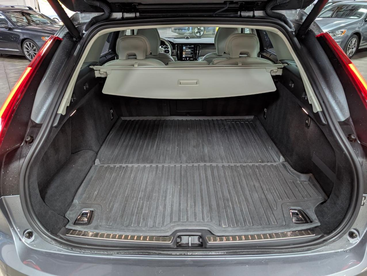 2020 Volvo V90 Cross Country T6 AWD LUX w/Bowers & Wilkins, Massage Seats, Pilot Assist, 4 Heated Seats & Wheel Portland OR