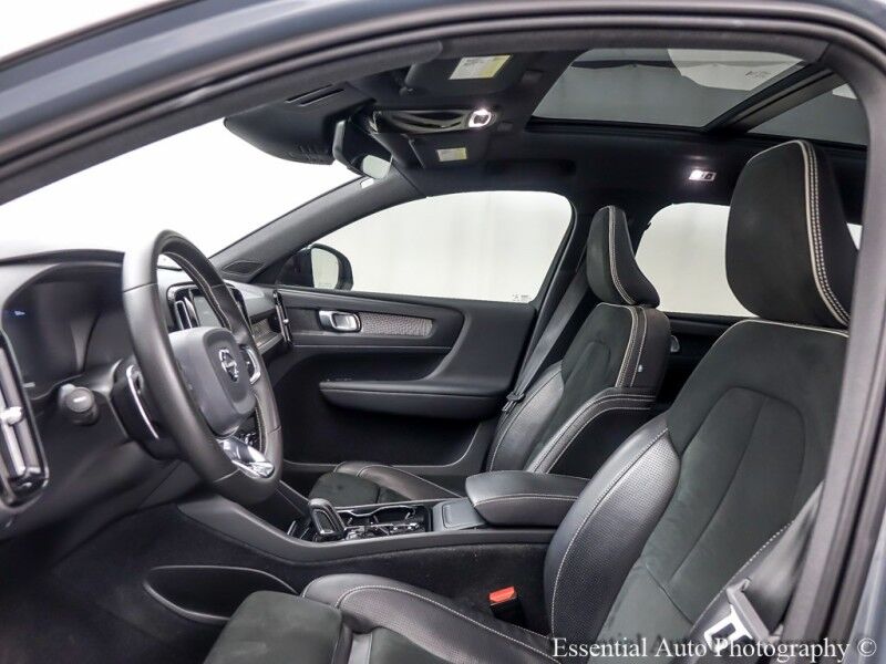2020 Volvo XC40 R-Design Willowbrook IL