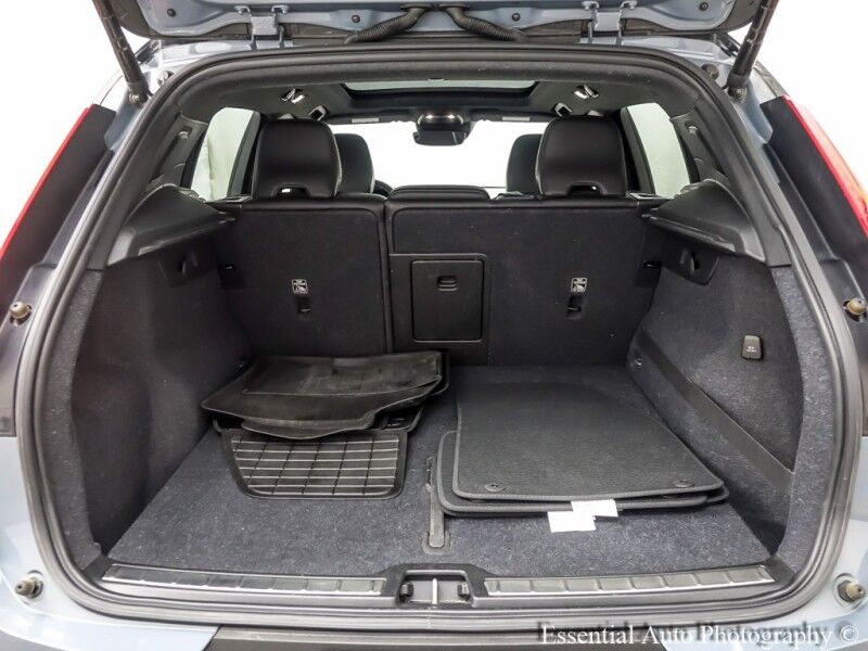 2020 Volvo XC40 R-Design Willowbrook IL