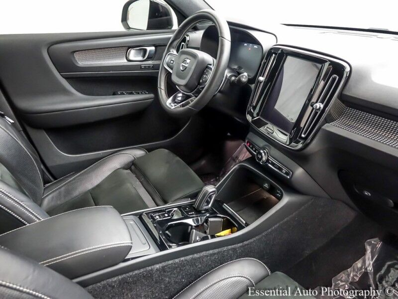 2020 Volvo XC40 R-Design Willowbrook IL