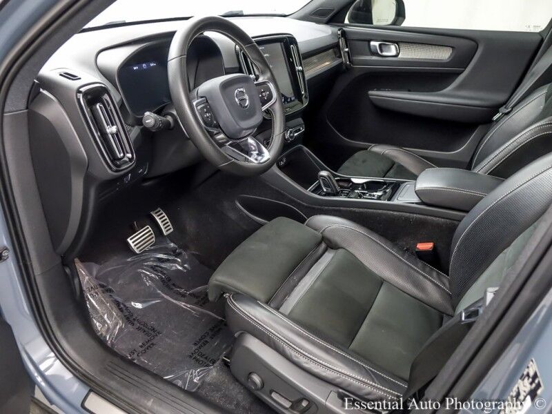 2020 Volvo XC40 R-Design Willowbrook IL