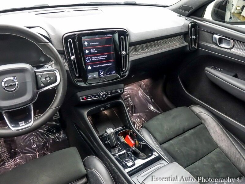 2020 Volvo XC40 R-Design Willowbrook IL