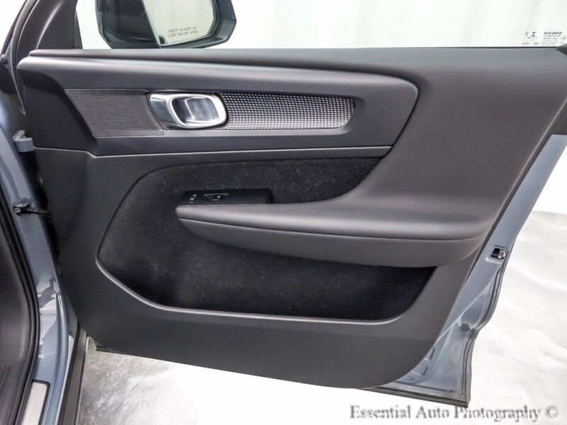2020 Volvo XC40 R-Design Willowbrook IL