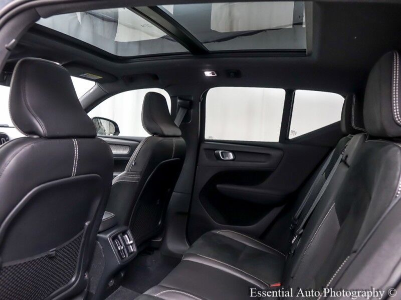 2020 Volvo XC40 R-Design Willowbrook IL