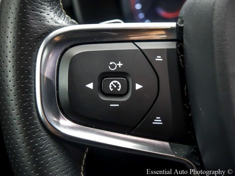 2020 Volvo XC40 R-Design Willowbrook IL