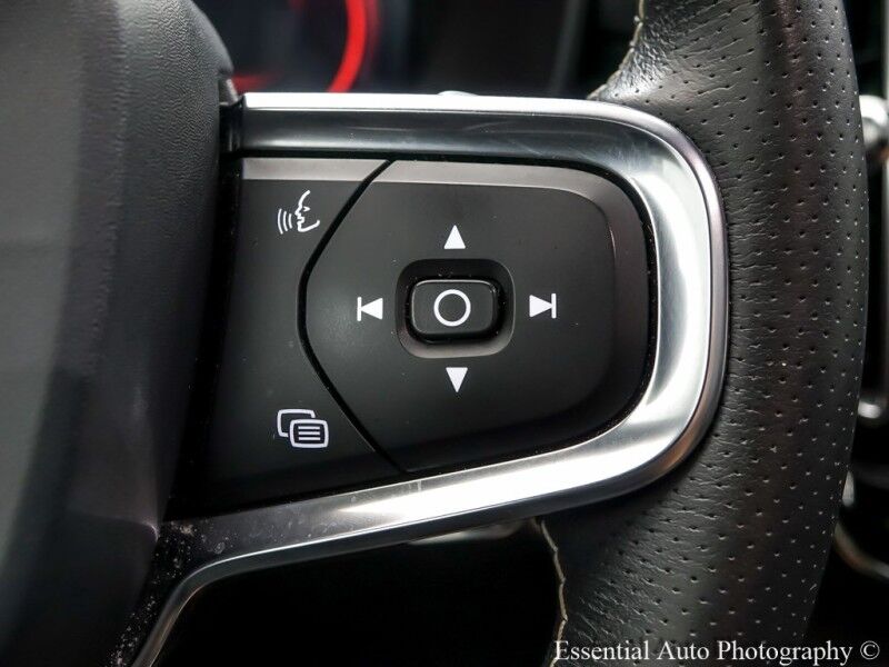 2020 Volvo XC40 R-Design Willowbrook IL