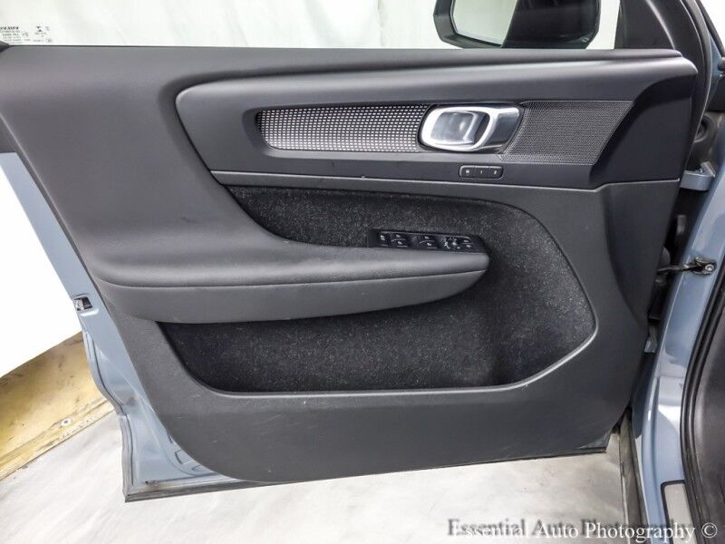 2020 Volvo XC40 R-Design Willowbrook IL