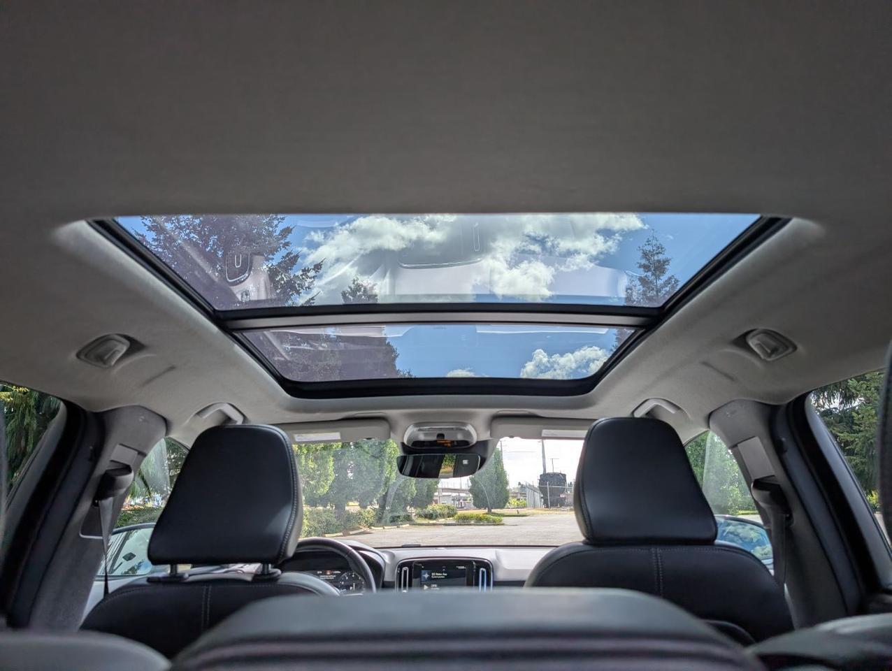 2020 Volvo XC40 T5 AWD Momentum | High Performance Audio, Panoramic Roof, BLIS, Heated Seats & Wheel Portland OR